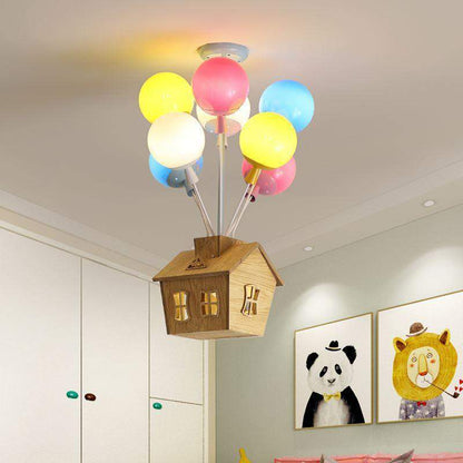 Kronleuchter „Floating House“ aus Ballons 