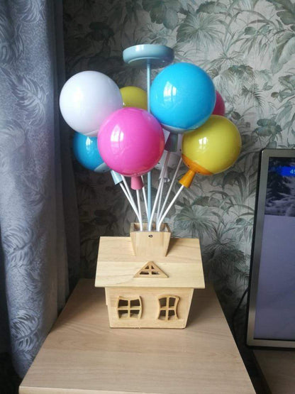 Kronleuchter „Floating House“ aus Ballons 