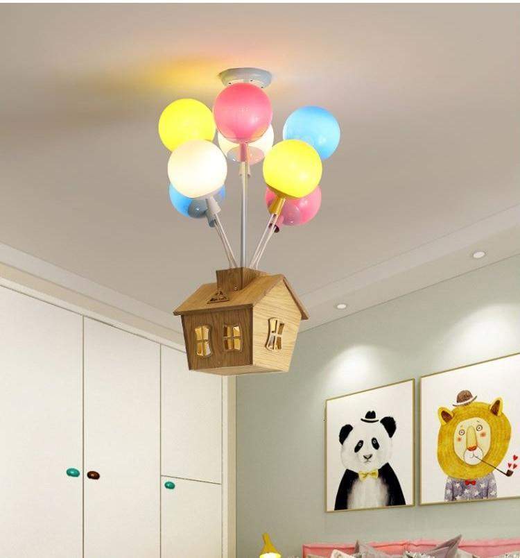 Kronleuchter „Floating House“ aus Ballons 