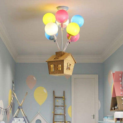 Kronleuchter „Floating House“ aus Ballons 