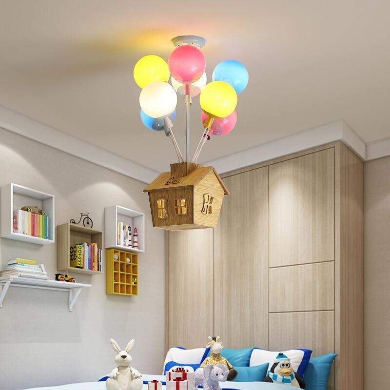 Kronleuchter „Floating House“ aus Ballons 