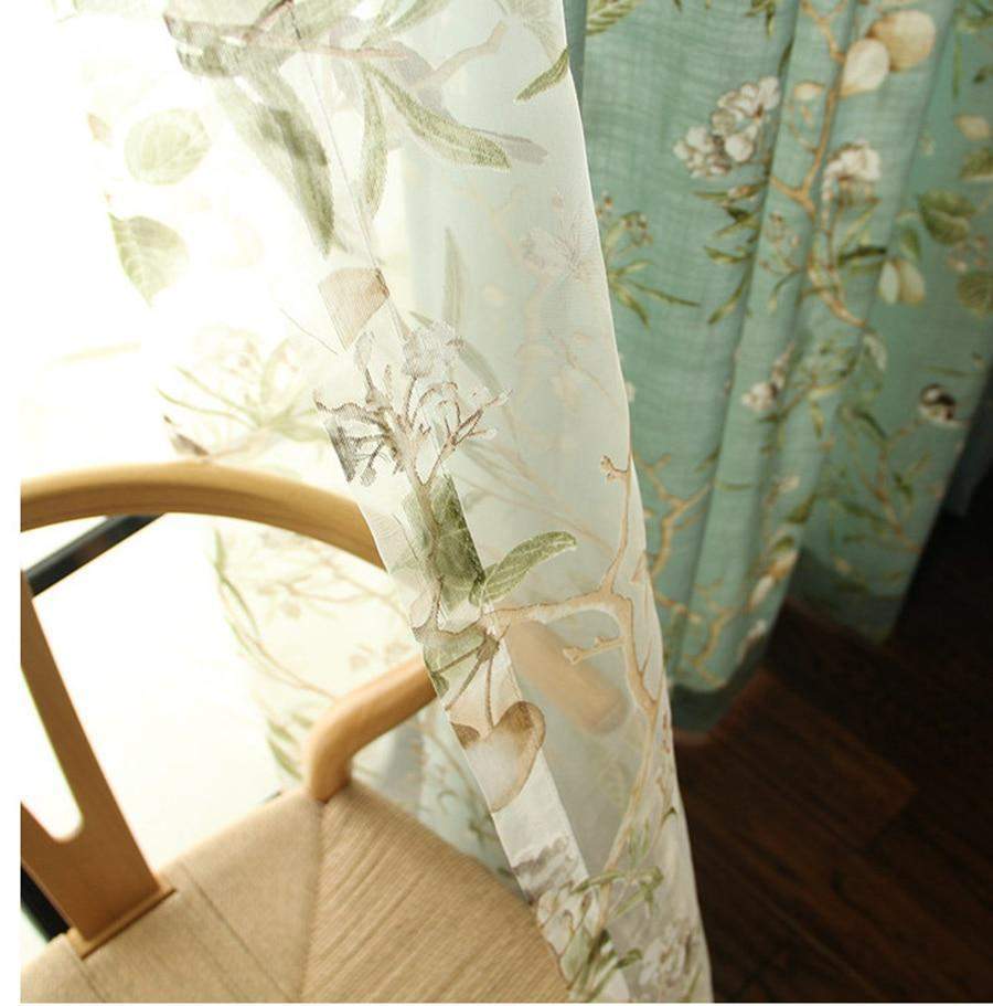 Cortinas opacas azules con estampados florales de pájaros.