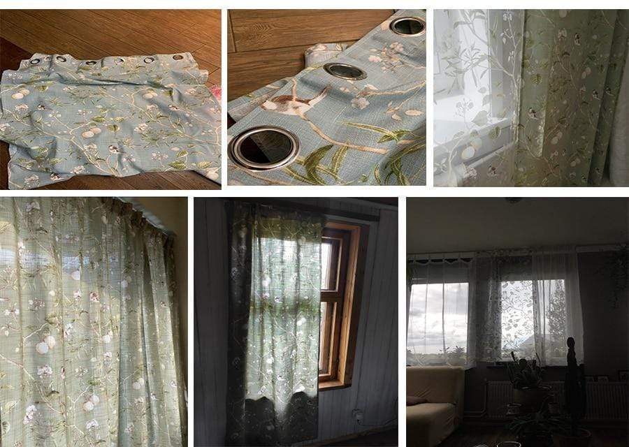 Cortinas opacas azules con estampados florales de pájaros.