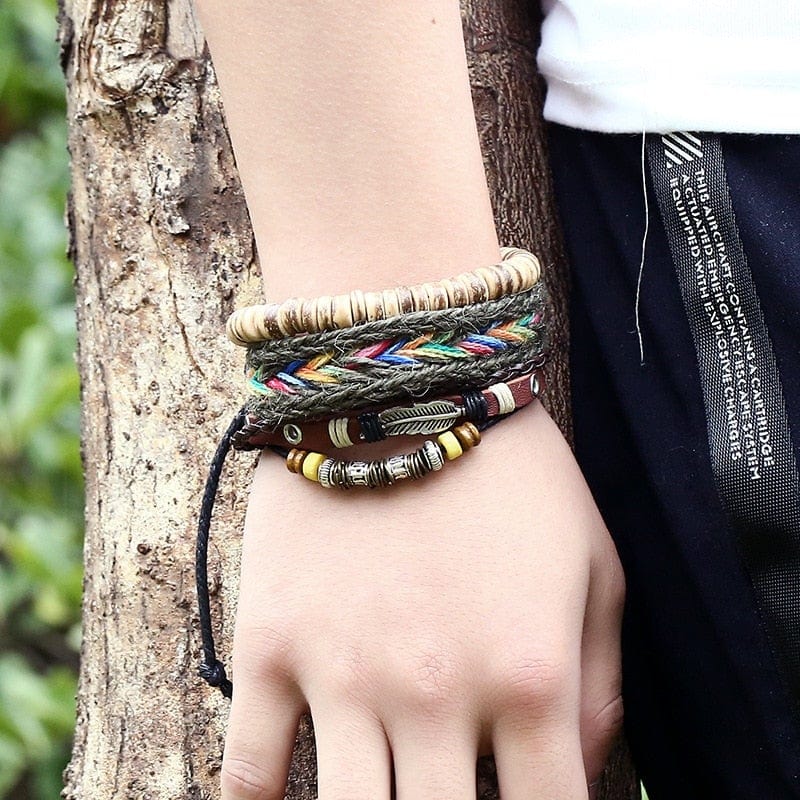 Pulsera multicapa con cuentas y dijes de plumas bohemias