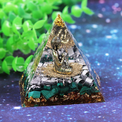 Piramide di orgonite di cristallo di Buddha e malachite