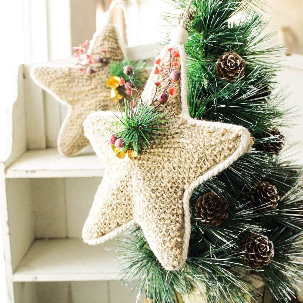 Decoración del árbol de Navidad con estrella de arpillera