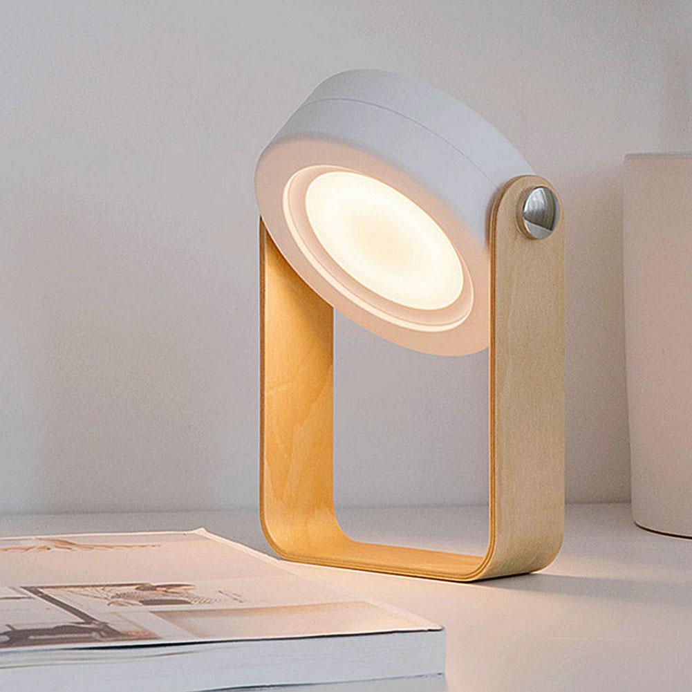 Lampe de bureau en bois confortable