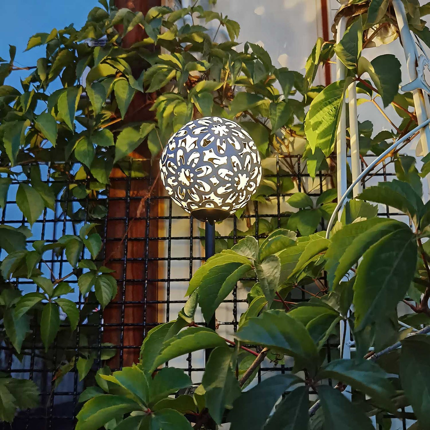 Daisy Solar Hollow Ball Lamp