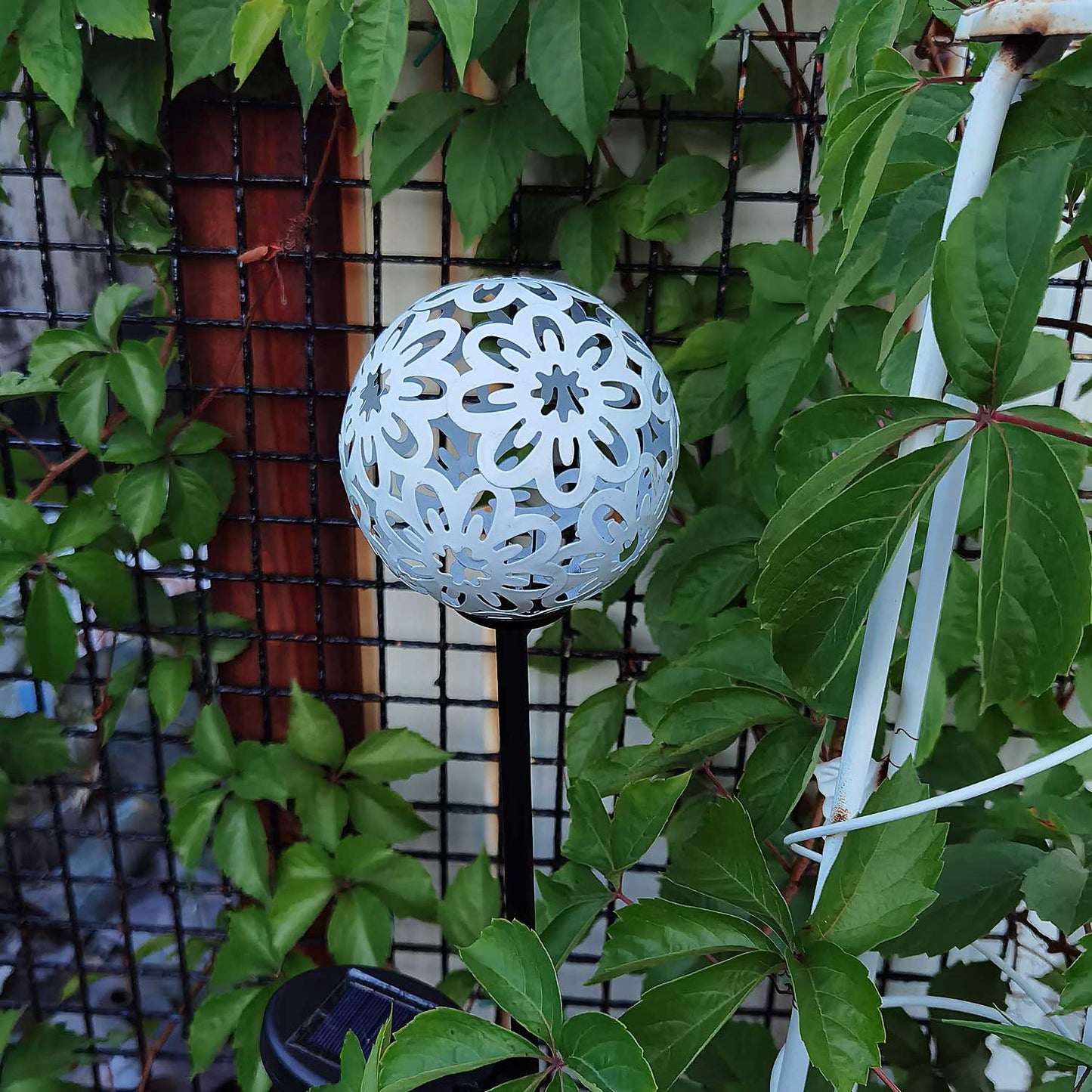 Daisy Solar Hollow Ball Lamp