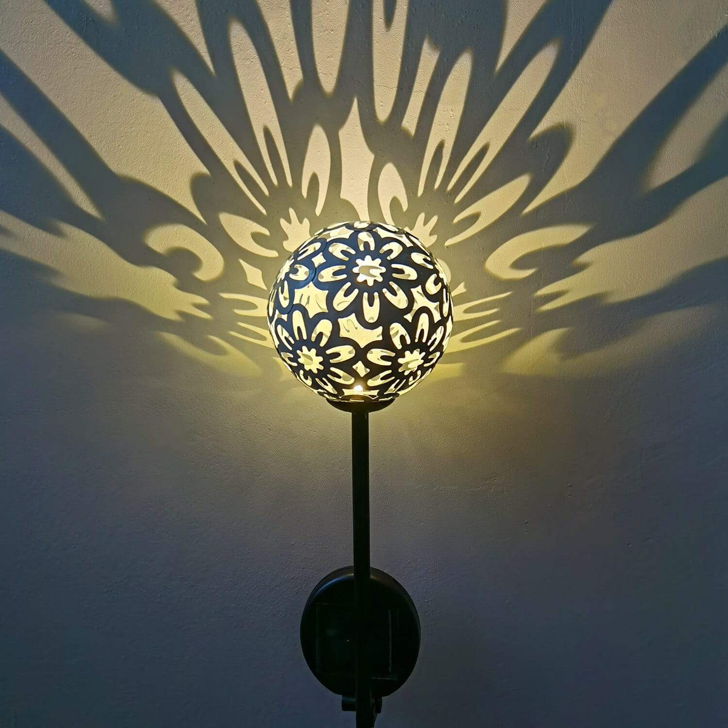 Daisy Solar Hollow Ball Lamp