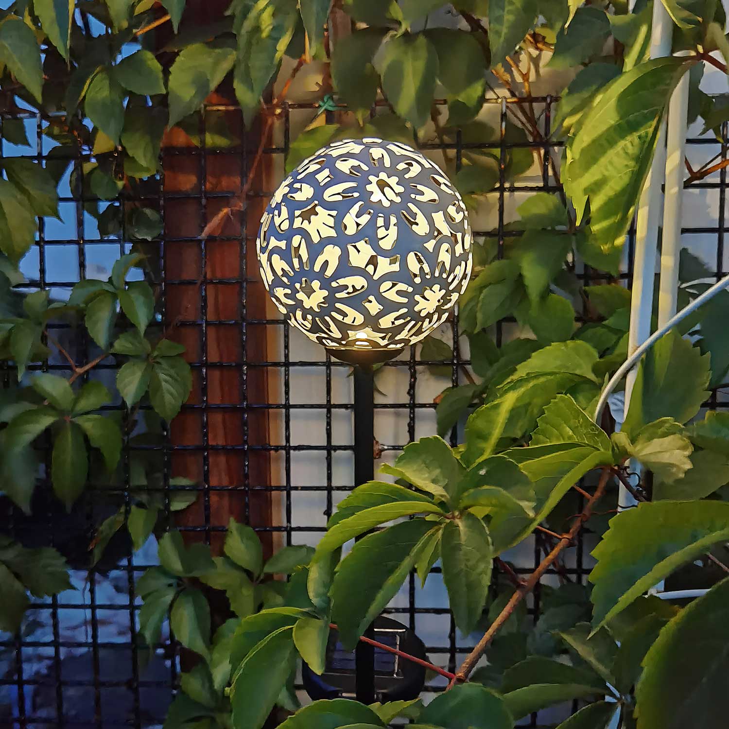 Daisy Solar Hollow Ball Lamp