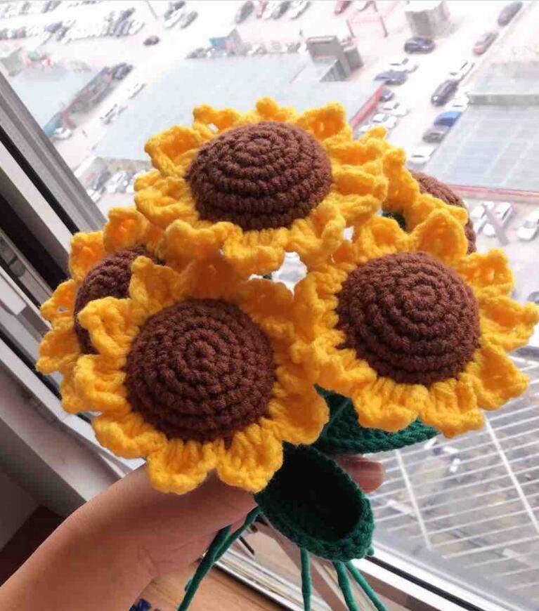 Hand-knitted Daisy Flowers