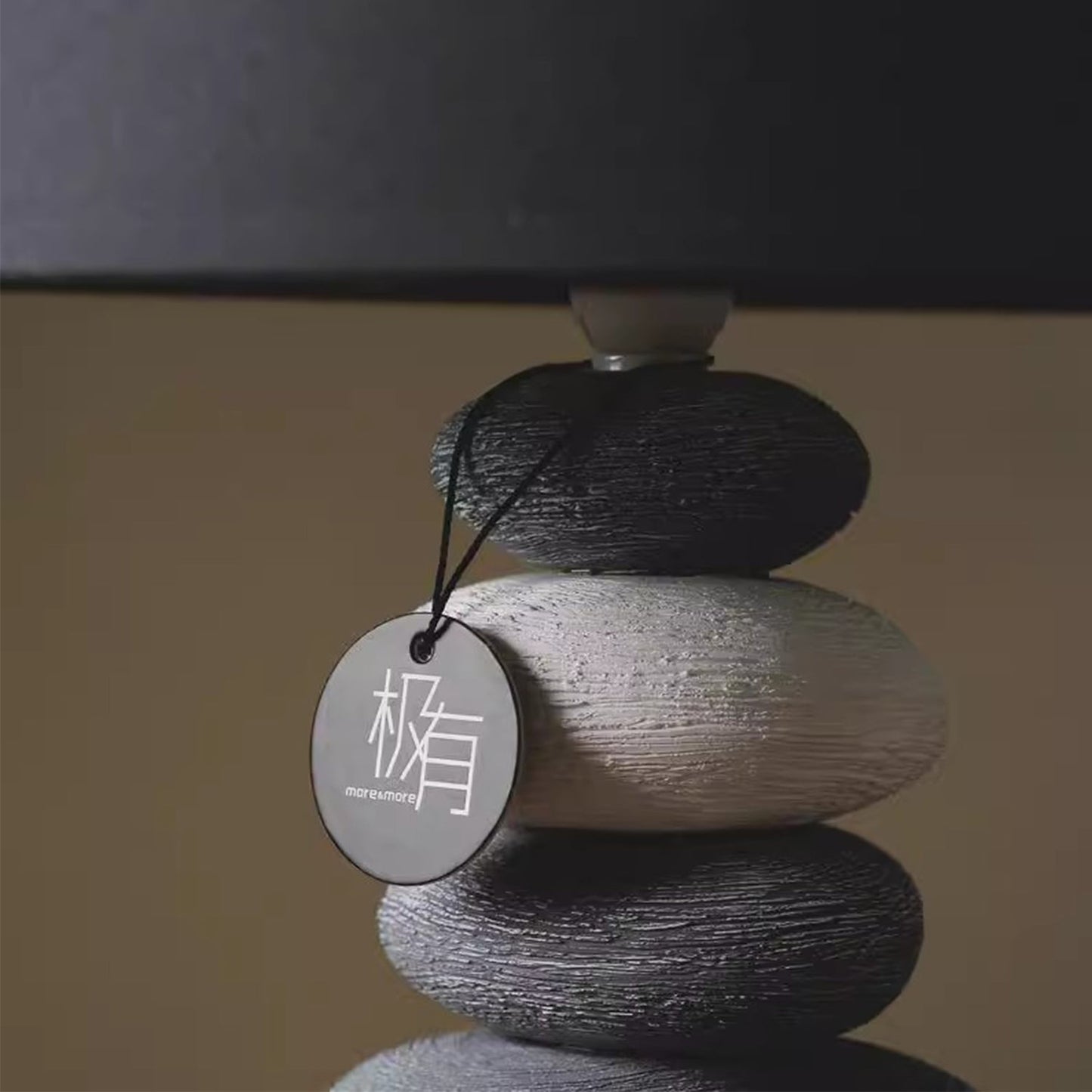 Nachttischlampe aus Flusssteinen