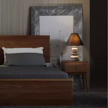 Nachttischlampe aus Flusssteinen