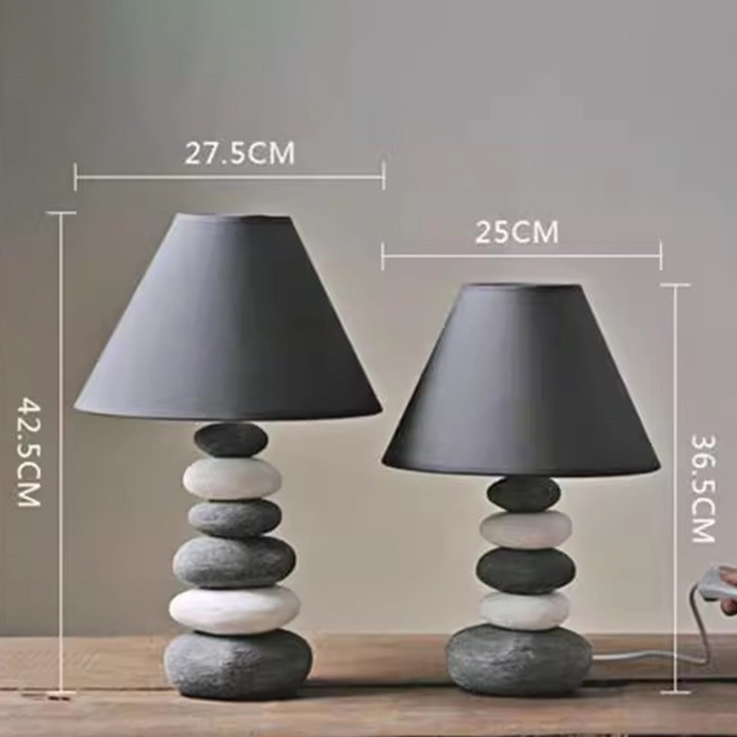 Nachttischlampe aus Flusssteinen