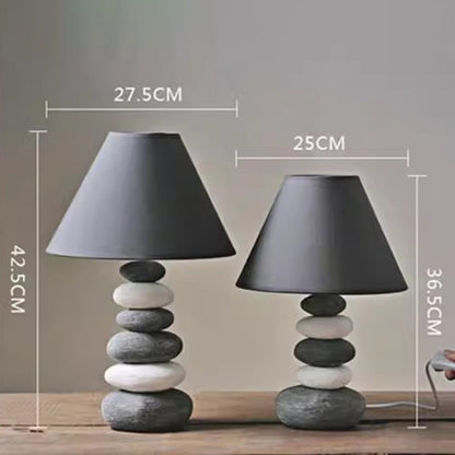 Nachttischlampe aus Flusssteinen