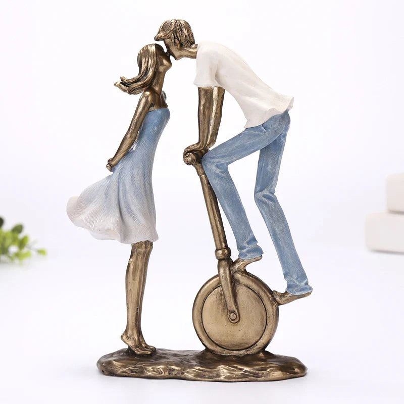 Romantisches Paar küssen Skulptur