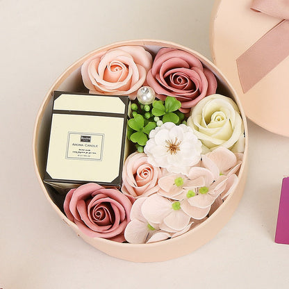 Geschenkbox mit Duftkerze mit künstlicher Rose