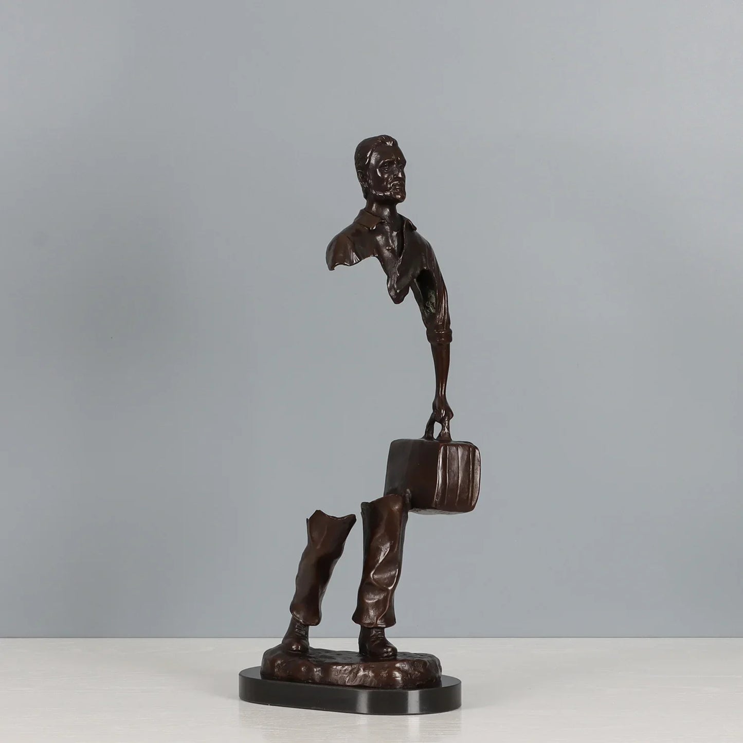 Von Bruno Catalano inspirierte Bronzestatue eines Reisenden
