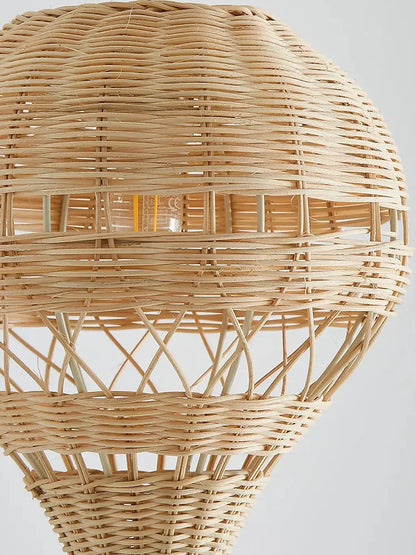 Rattan-Pendelleuchte mit Heißluftballon