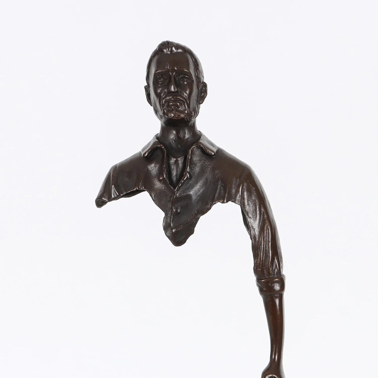 Von Bruno Catalano inspirierte Bronzestatue eines Reisenden