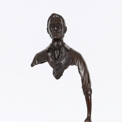 Von Bruno Catalano inspirierte Bronzestatue eines Reisenden