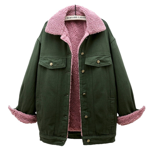 Chaqueta vaquera verde militar con forro de pelo rosa