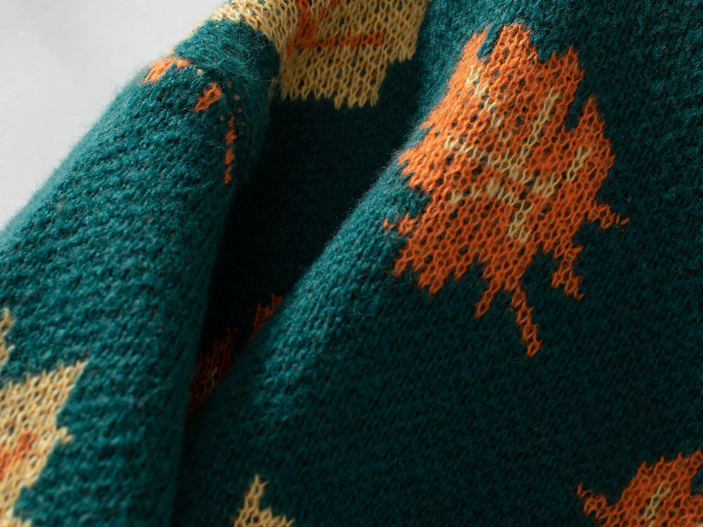 Herbstlicher Ahornblatt-Strickpullover