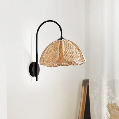 Rattan-Wandlampe mit Blumenmotiv