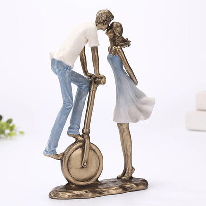 Romantisches Paar küssen Skulptur