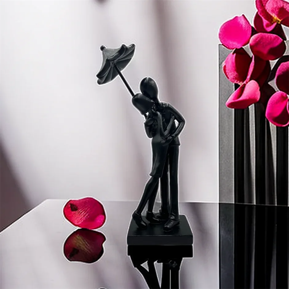 Liebende umarmen sich, Harzskulptur