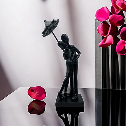 Liebende umarmen sich, Harzskulptur