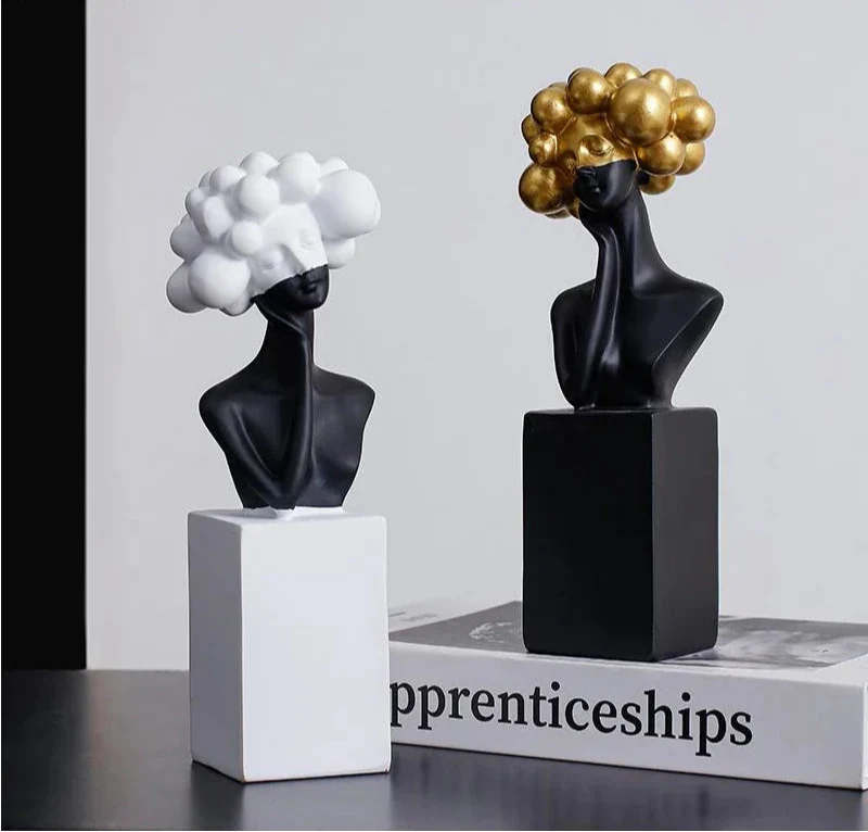 Moderne Mädchenskulptur aus Kunstharz mit Wolkenhaar