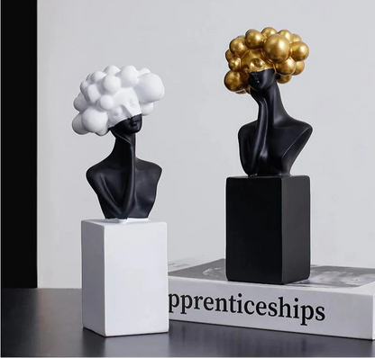 Moderne Mädchenskulptur aus Kunstharz mit Wolkenhaar