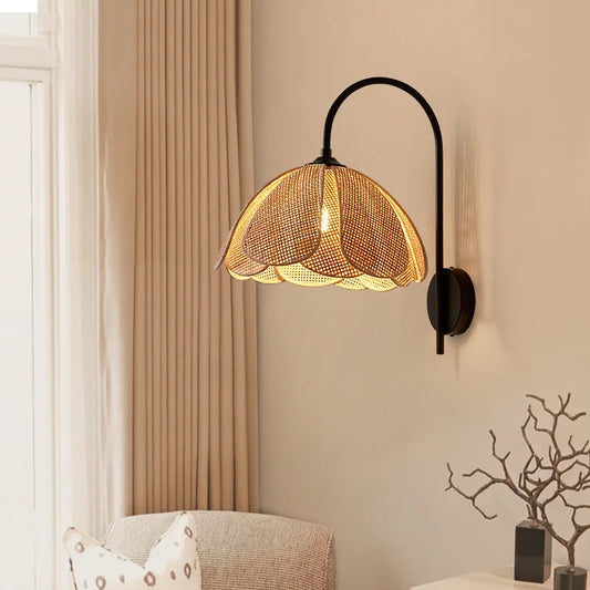 Rattan-Wandlampe mit Blumenmotiv