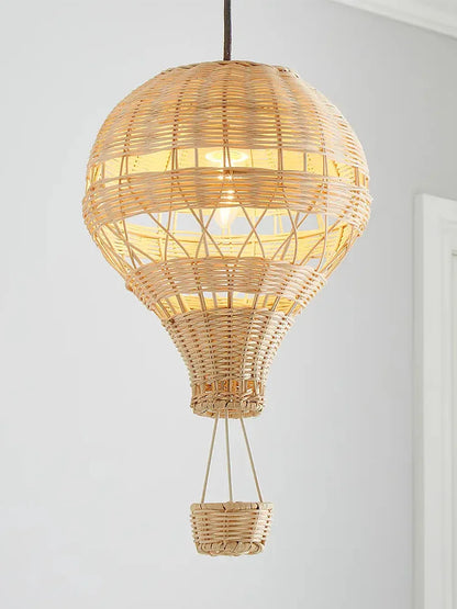 Rattan-Pendelleuchte mit Heißluftballon