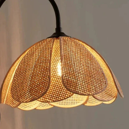 Rattan-Wandlampe mit Blumenmotiv