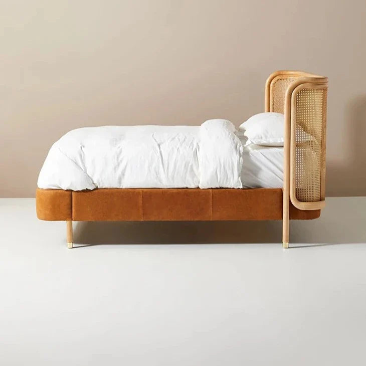 Estructura de cama bohemia de ratán y terciopelo costero