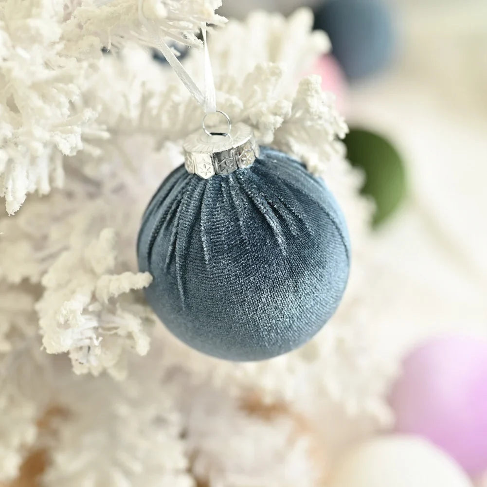 15 boules de Noël en velours.