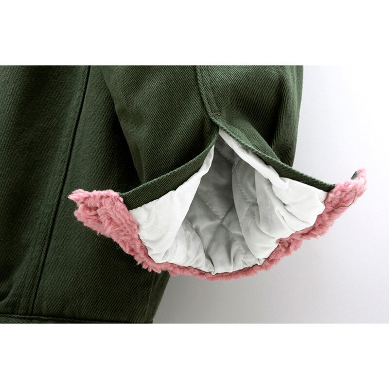 Chaqueta vaquera verde militar con forro de pelo rosa