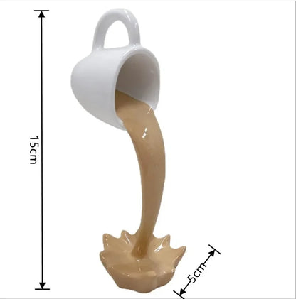 Sculpture flottante d'une tasse de café renversée