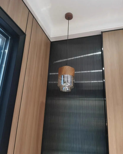Nordische Pendelleuchte aus Holz und Glas