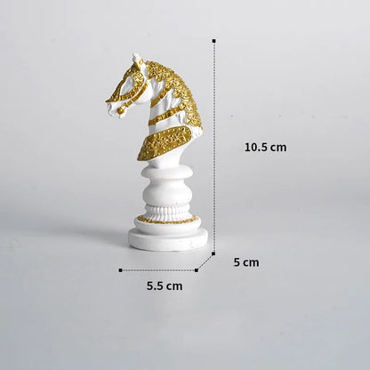 Elegante Schachfigurenskulpturen aus Kunstharz