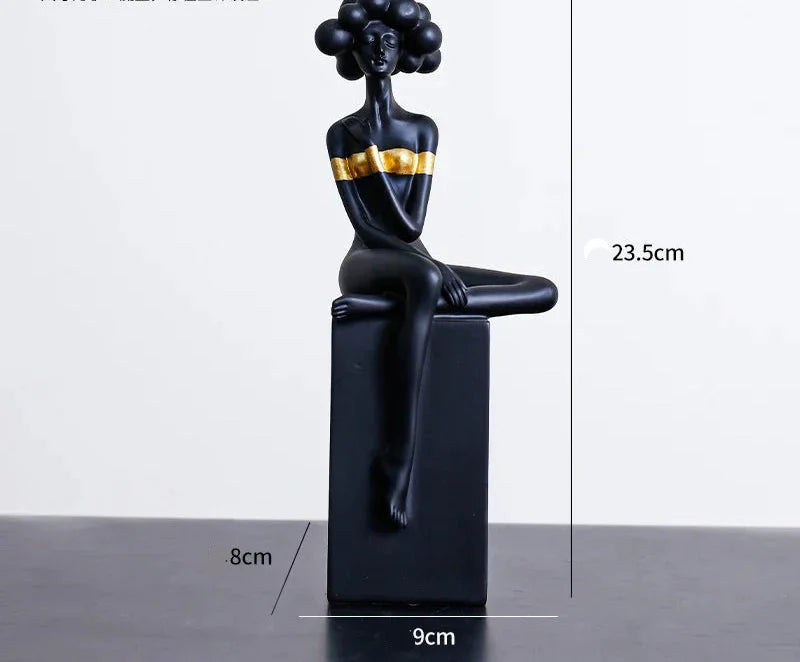 Moderne Mädchenskulptur aus Kunstharz mit Wolkenhaar