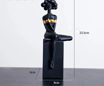 Moderne Mädchenskulptur aus Kunstharz mit Wolkenhaar