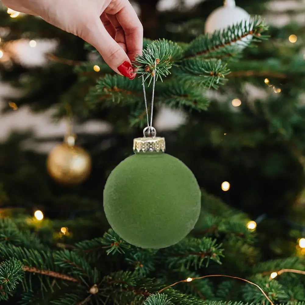 12 boules de Noël en velours.