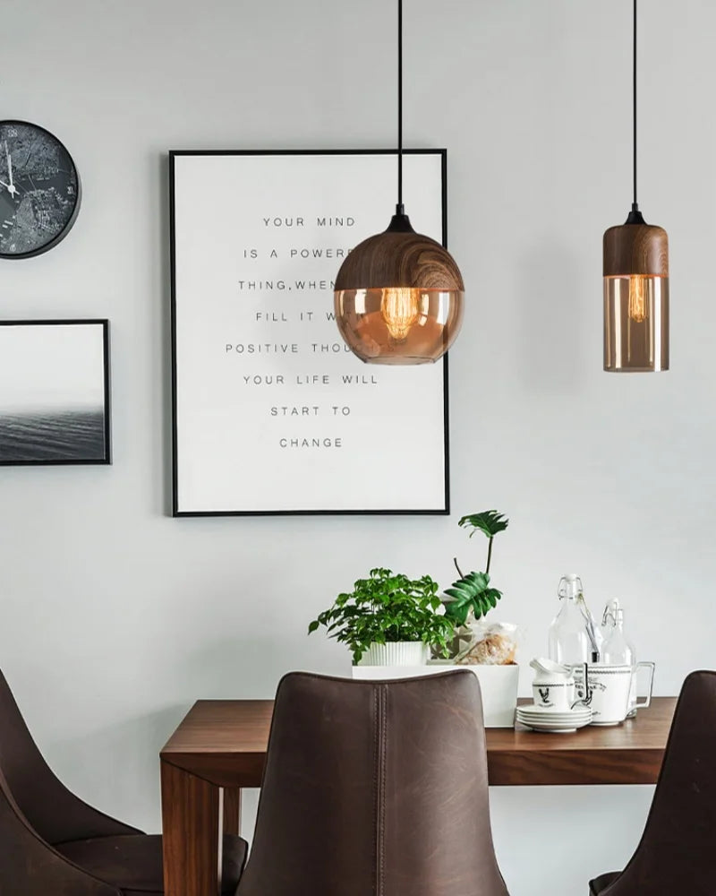 Nordische Pendelleuchte aus Holz und Glas
