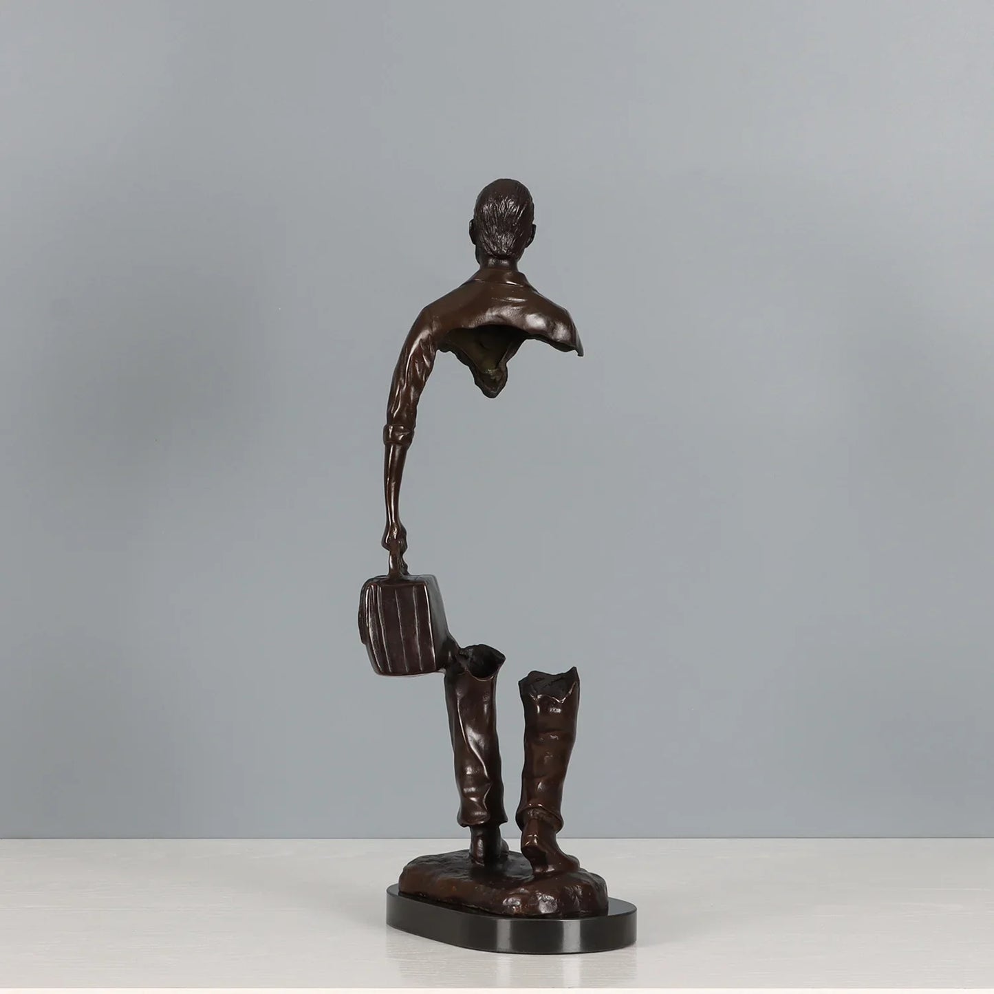 Von Bruno Catalano inspirierte Bronzestatue eines Reisenden