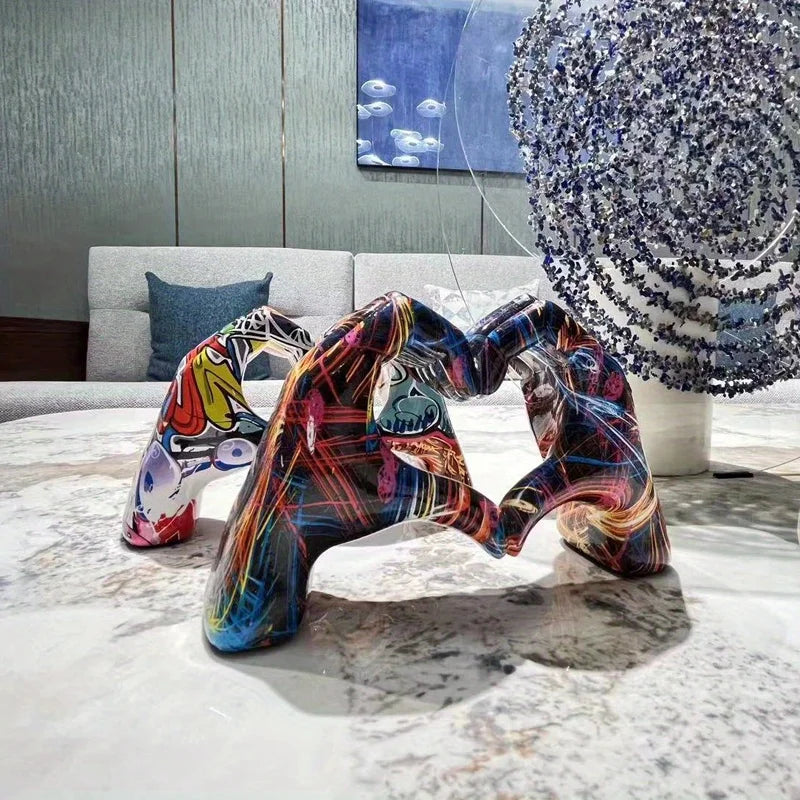 Bunte Liebesgesten-Skulptur