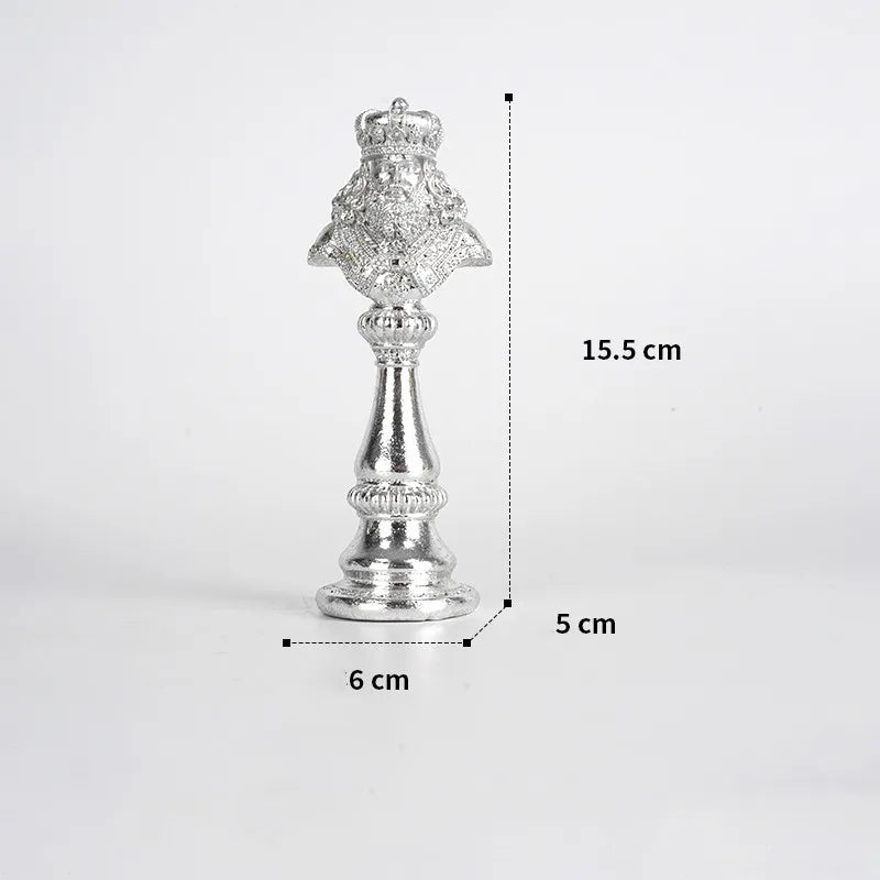 Elegante Schachfigurenskulpturen aus Kunstharz